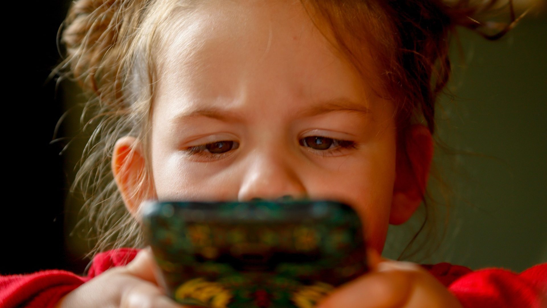 niña con smartphone